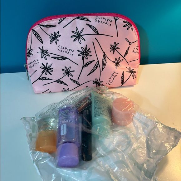 Clinique skincare and makeup bundle - Picture 2 of 5